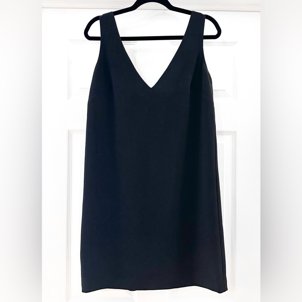 Trina Turk V neck Shift Dress Black Mini sz 8